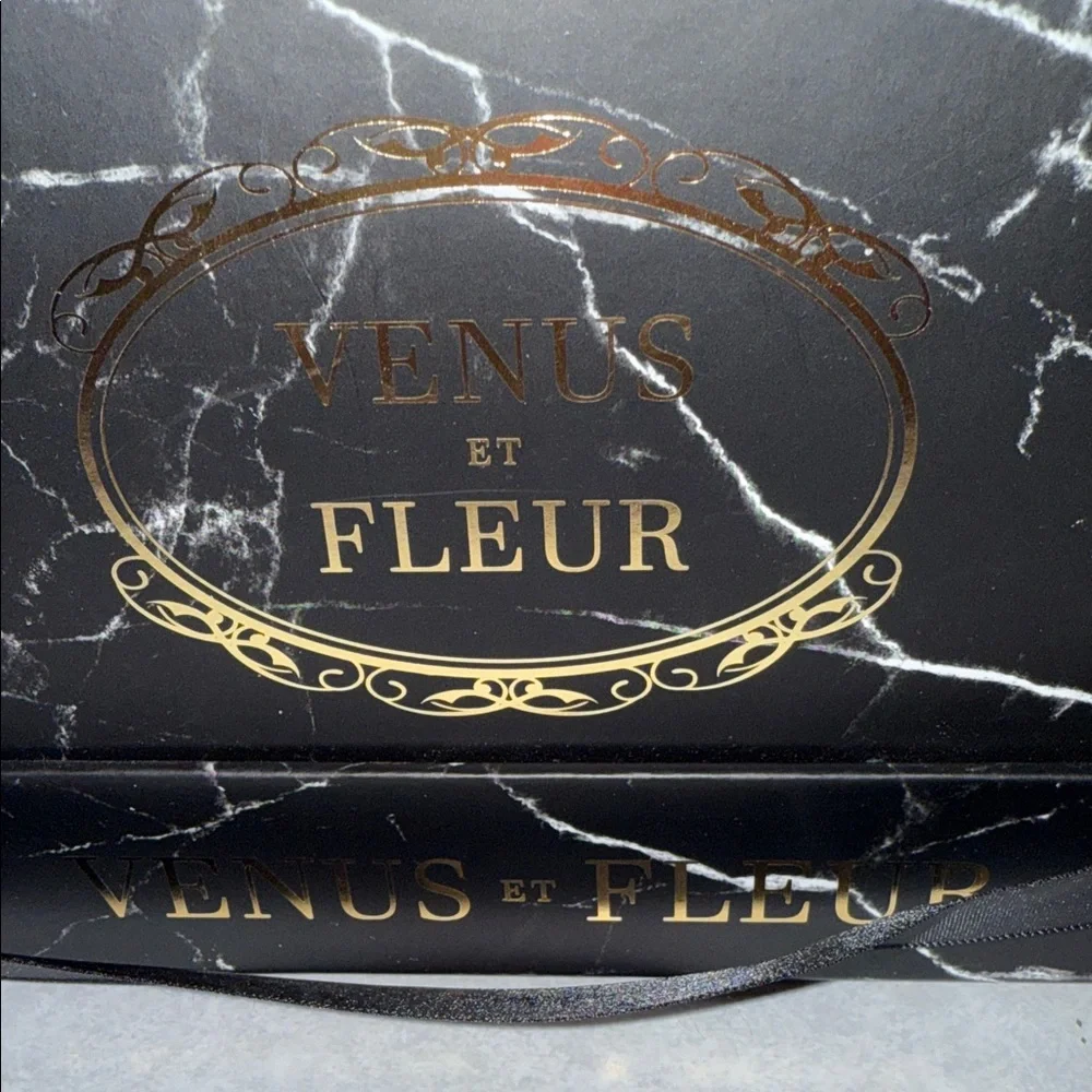 Venus Et Fleur Pink Roses in Black Box - Picture 9 of 9